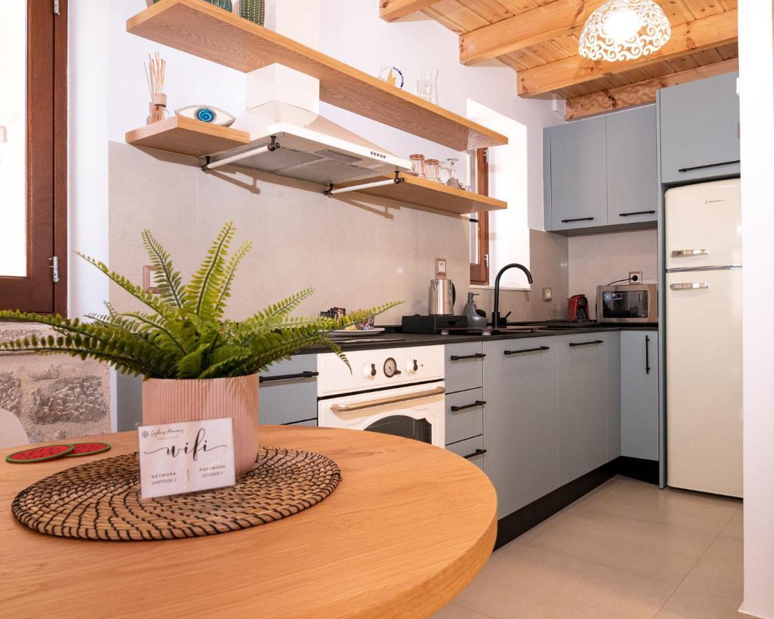 Captain'S Memories Stylish Harbour Apartments Chalki Town Exteriér fotografie